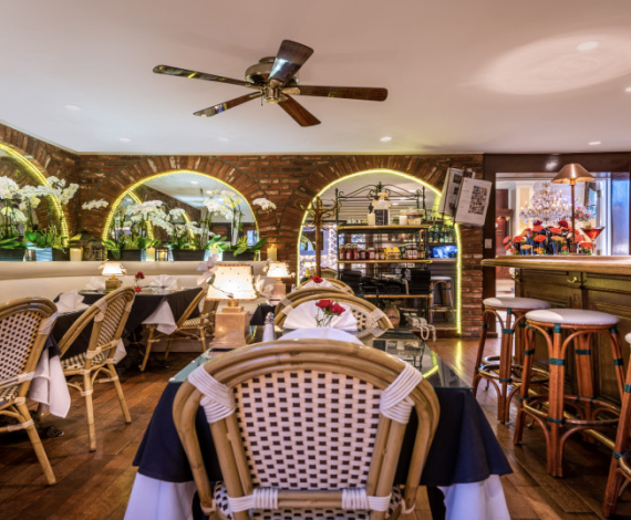  Le Petit Cafe at Beverly Hills Plaza Hotel & Spa